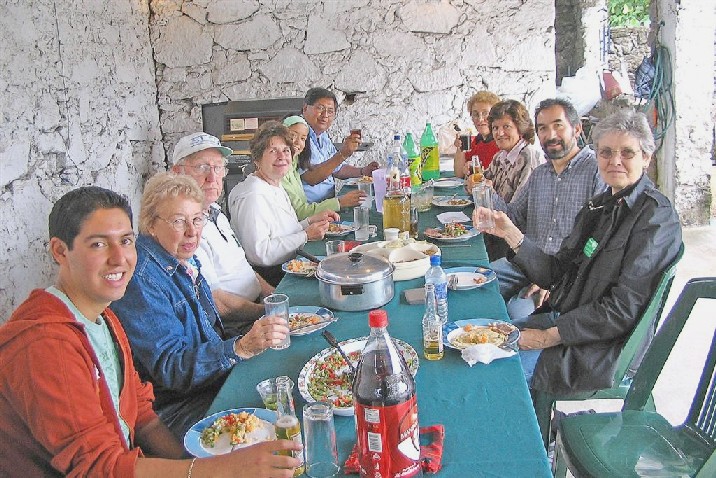 2006_AmbassadorsAndHostsLunchingTogether