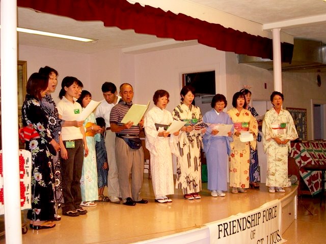 Gifu_Club_sings_to_the_St._Louis_Club