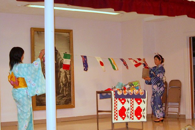 2006_Gifu_magician_and_helper_entertain_St._Louis_Club