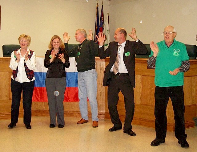 2007_Russian_guests_and_St._Louis_Hosts_Doing_the_Hokey_Pokey